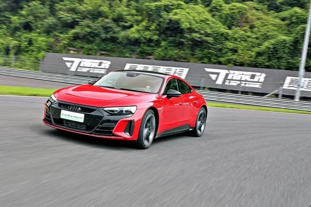 智驾开箱丨赛道驾驭奥迪RS e-tron GT：遇见R8的魂