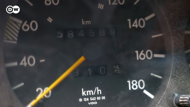 国外一台奔驰E级出租车，用原厂发动机行驶了158万公里