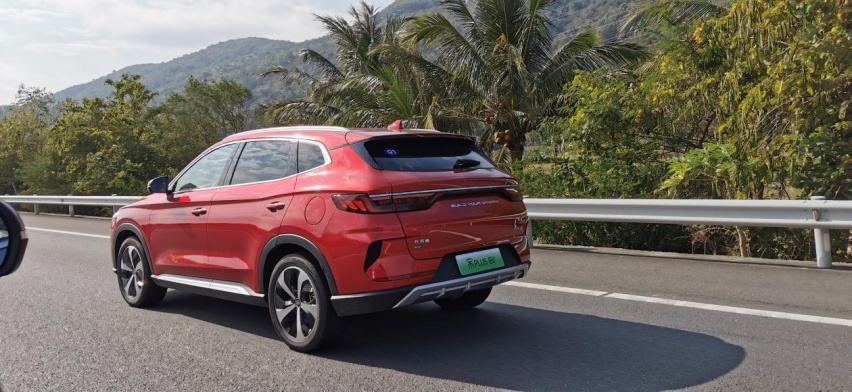 试驾比亚迪宋PLUS EV：好开不贵，限购城市通勤最优选