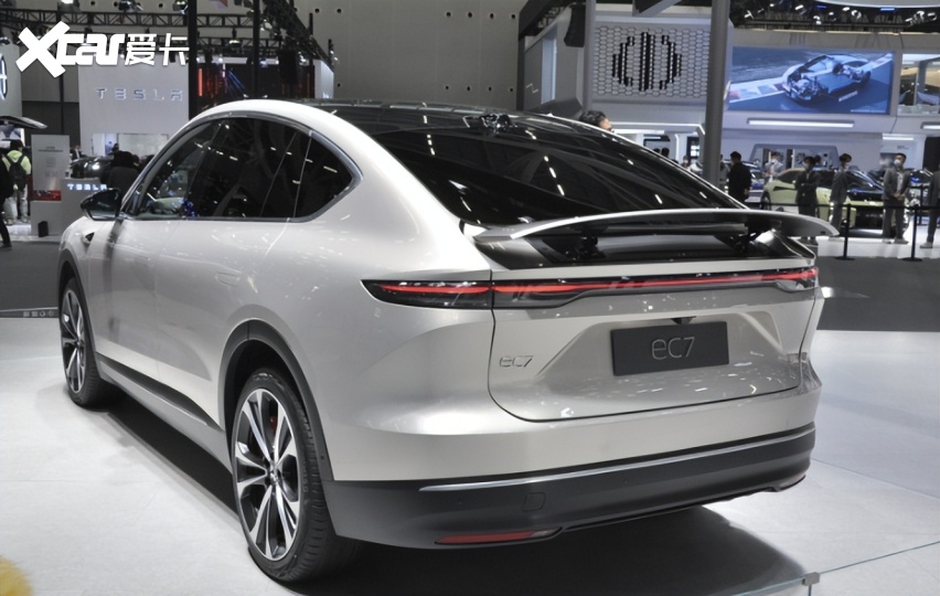 流线型车身,展现动感与力量