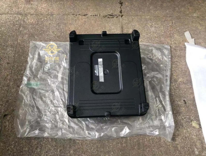 一百多万的车冰箱长什么样？21款迈巴赫S480改原厂车载冰箱
