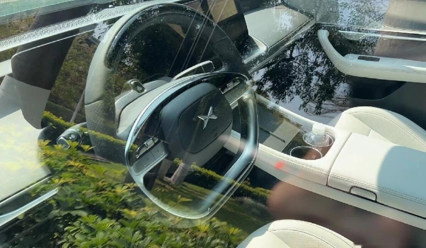 新款小鹏P7现身，墨绿涂装更运动，白色内饰更高级，续航700km？
