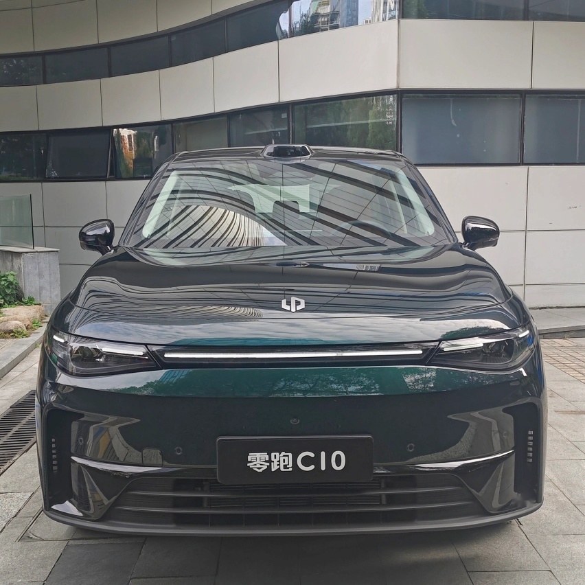 零跑C10实车到店，墨绿色涂装更高级，后排配“餐桌”，续航530km