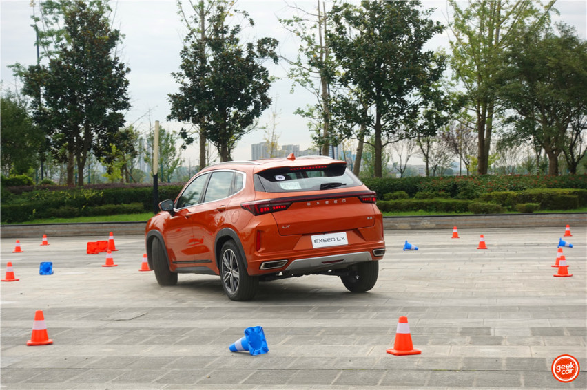 试驾星途 LX：工程师与艺术家造出的「智感美学」