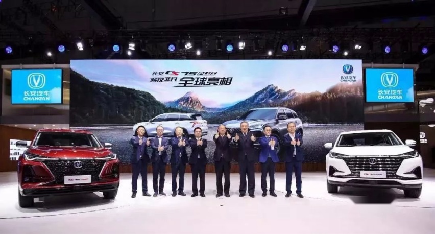 贯通式中控设计，CS75 PLUS内饰曝光！