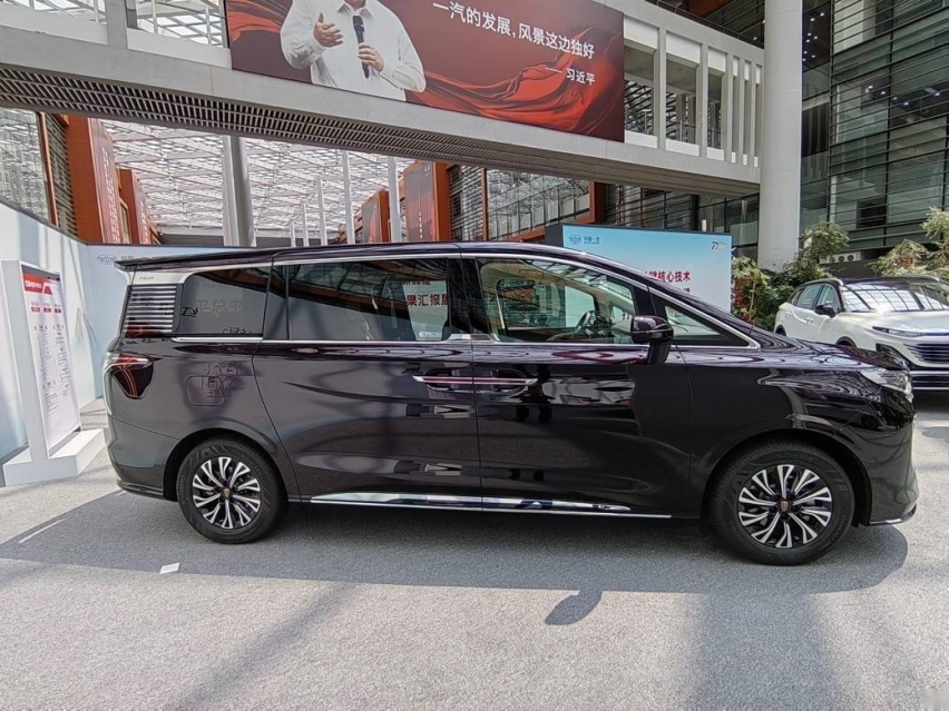 红旗HQ9 PHEV抢先看，百公里油耗2.4L，2024年2月上市