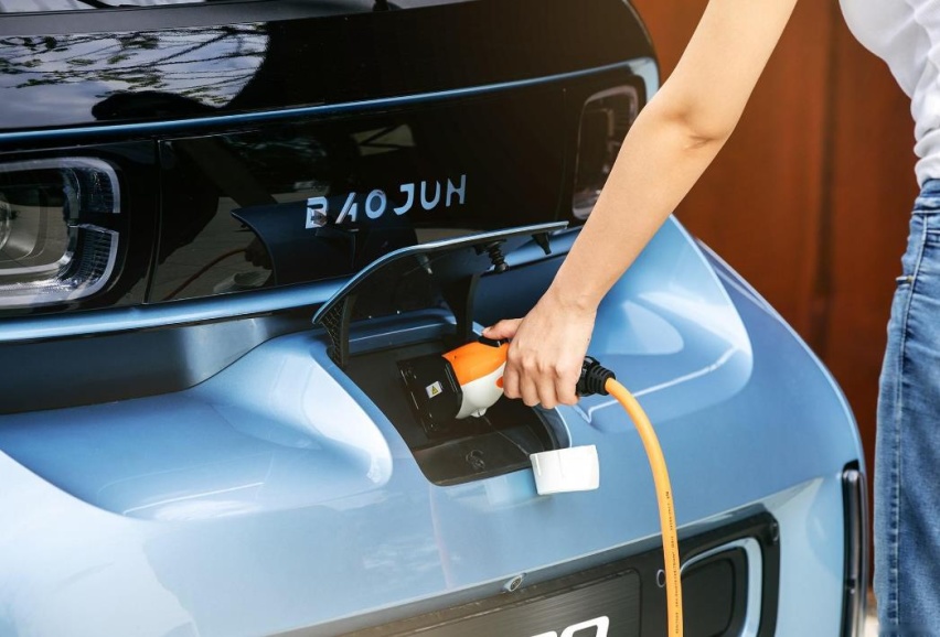精致代步神器，6.48万起，新宝骏E300/PLUS上市