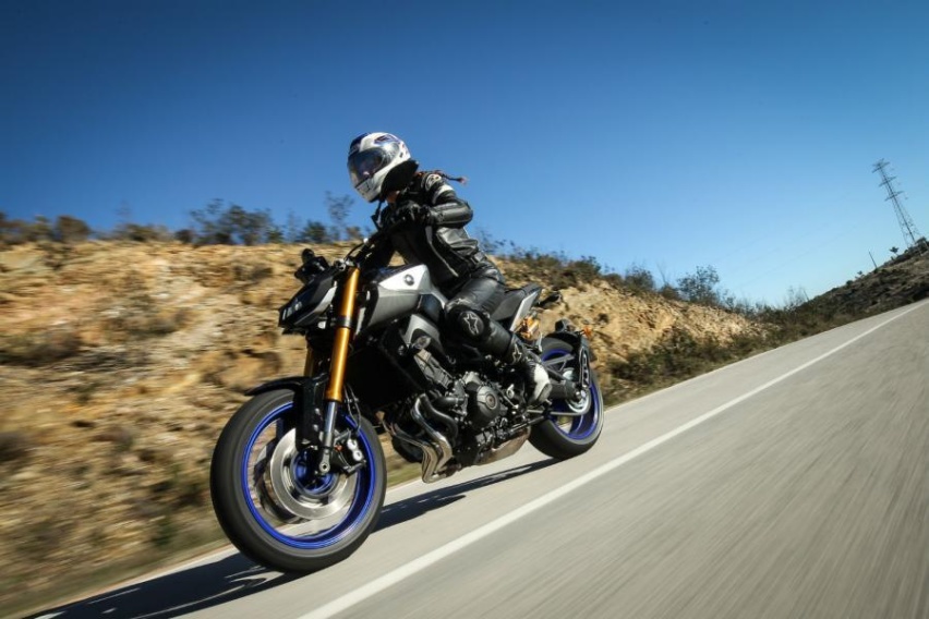 MT-09/Z900/STREET TRIPLE RS对比
