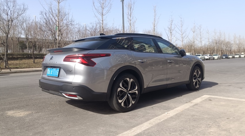 凡尔赛C5 X用车感受：后排乘坐空间两拳有余，底盘调教不输奥迪