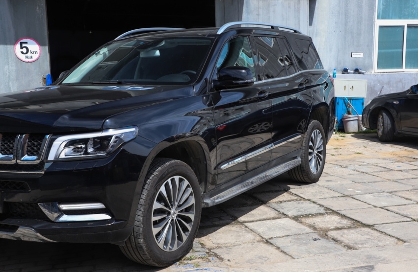 “百万豪车”BJ90，V8引擎罩印奔驰标，入门四驱+空气悬挂