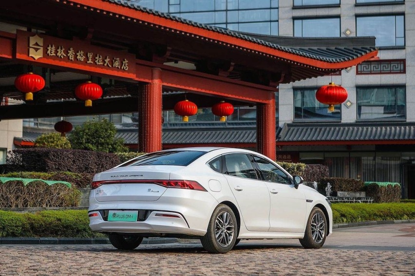 反其道而行，搭载了超级混动的首款车型上市，动力媲美2.0T