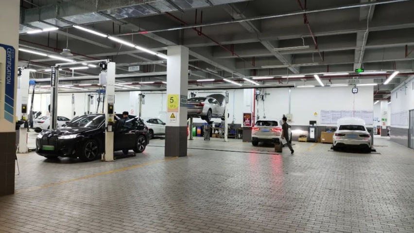 ​V8引擎的二手宝马保养一次要多少钱？答案是0元，因为...