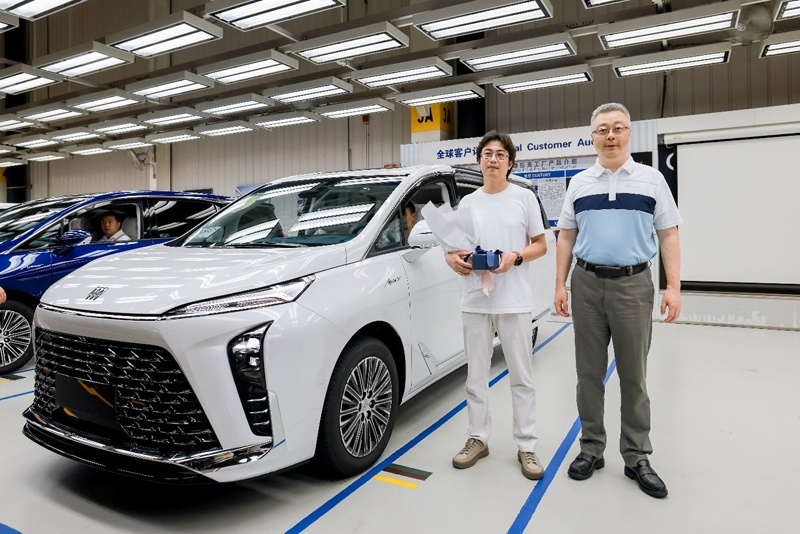 总经理亲自交付全新GL8陆尊PHEV，首批车主称赞不断
