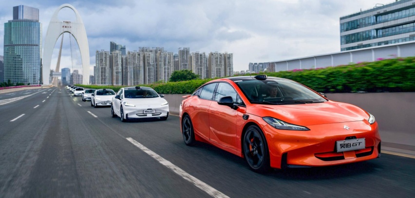 21.99万起，性能堪比V8发动机，纯电轿跑昊铂GT有多抗打？