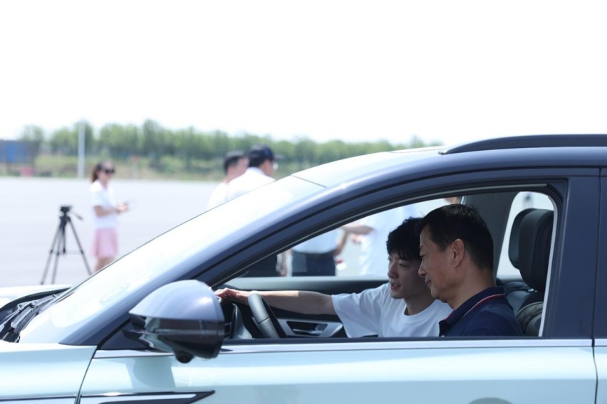 ”非常成功！”皓极接受东风汽车董事长检验测试