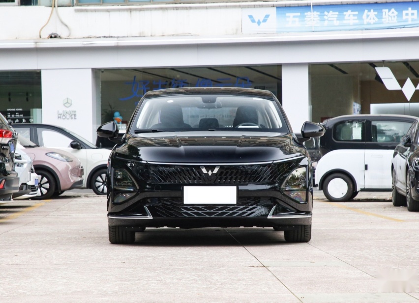五菱首款插混家轿上市！8.88万起续航1100Km，轿跑外观，动感十足