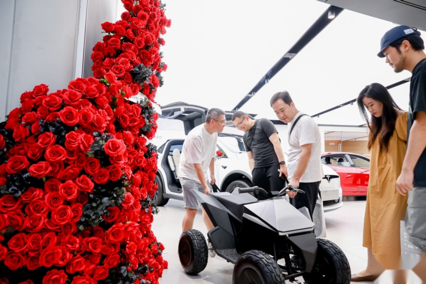 特斯拉曲江大悦城体验店开业 “宠娃神器”Cyberquad同步西北首发