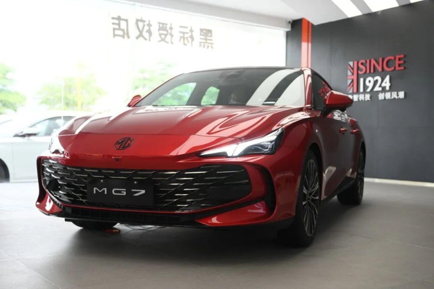 2.0T 261匹 405牛，中型车还带电动尾翼！实拍全新MG7