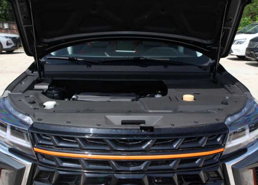 东风打造的百姓车，长近4米8提供7座，标配190马力，不到11万