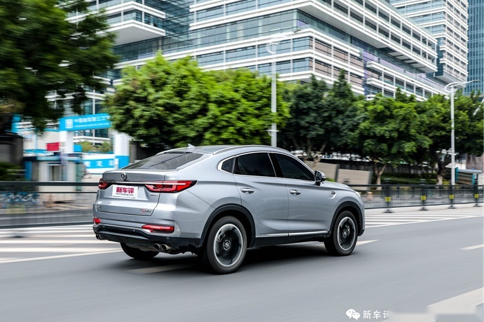 试完长安CS85 COUPE，会让合资跨界SUV车主“心痛”