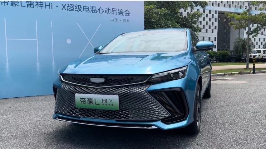 实拍帝豪L雷神Hi·X，零百仅6.9s，亏电油耗3.8L，混动家轿新选