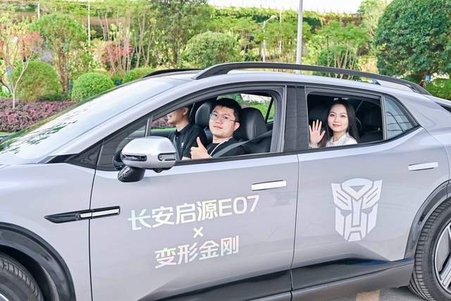 “擎天柱” 打卡长安数智工厂，揭开长安启源E07背后的智造奥秘