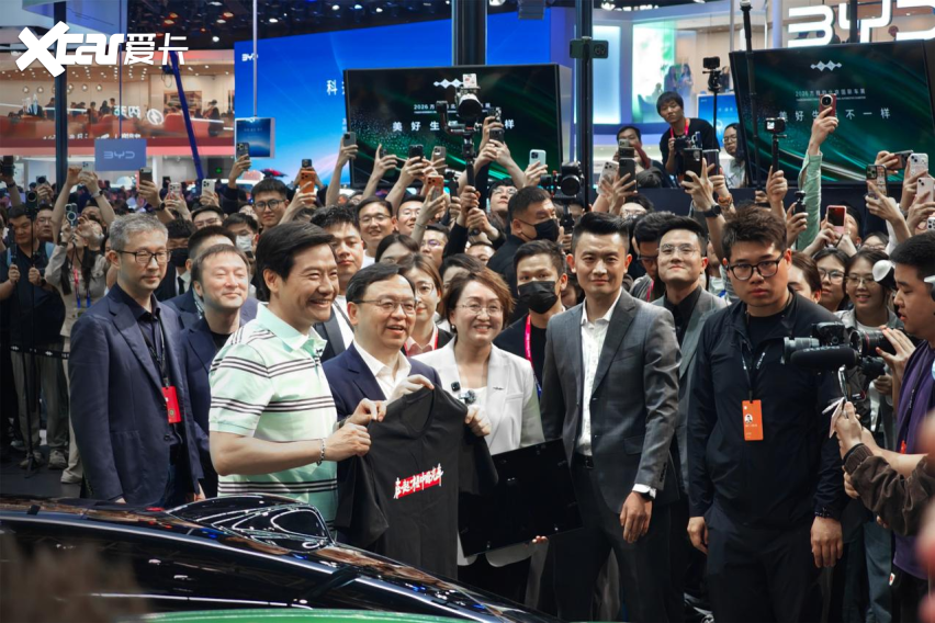 北京车展顶流实锤！比亚迪E3馆炸场，明星老外齐打卡