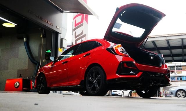 思域两厢首批提车，落地直逼18万，为何车主说它超值？