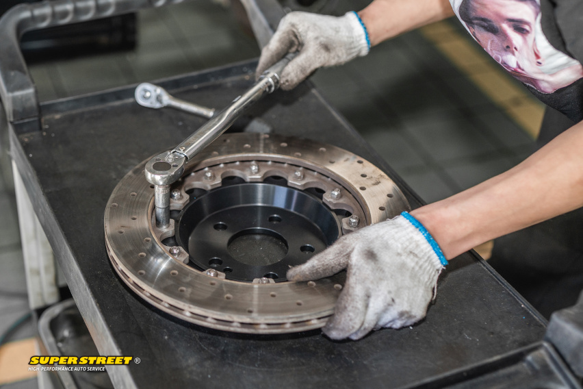 奔驰E级更换Brembo HP2000刹车片CZV打孔刹车盘