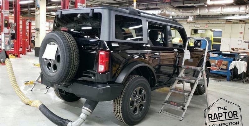 https___api.thedrive.com_wp-content_uploads_2020_03_Leaked-2021-Ford-Bronco-4-Door-Black-2-Door-Topless-Pics-hero.jpeg