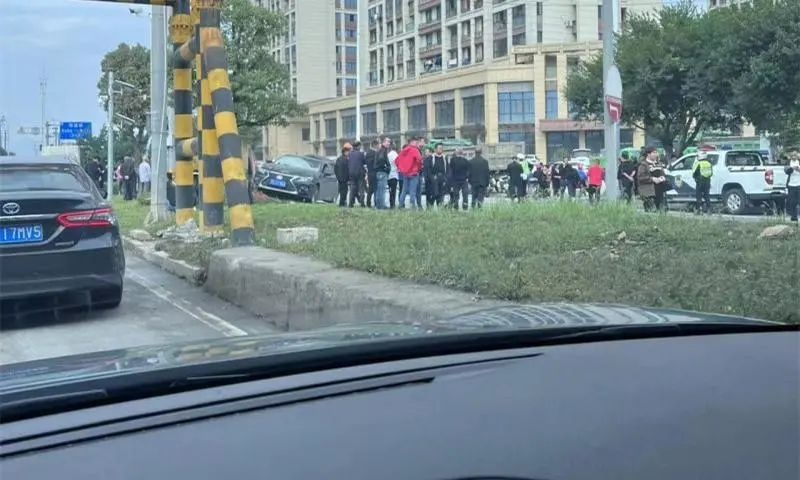 还没完，温州又一特斯拉失控引发多车事故，这次不是刹车问题