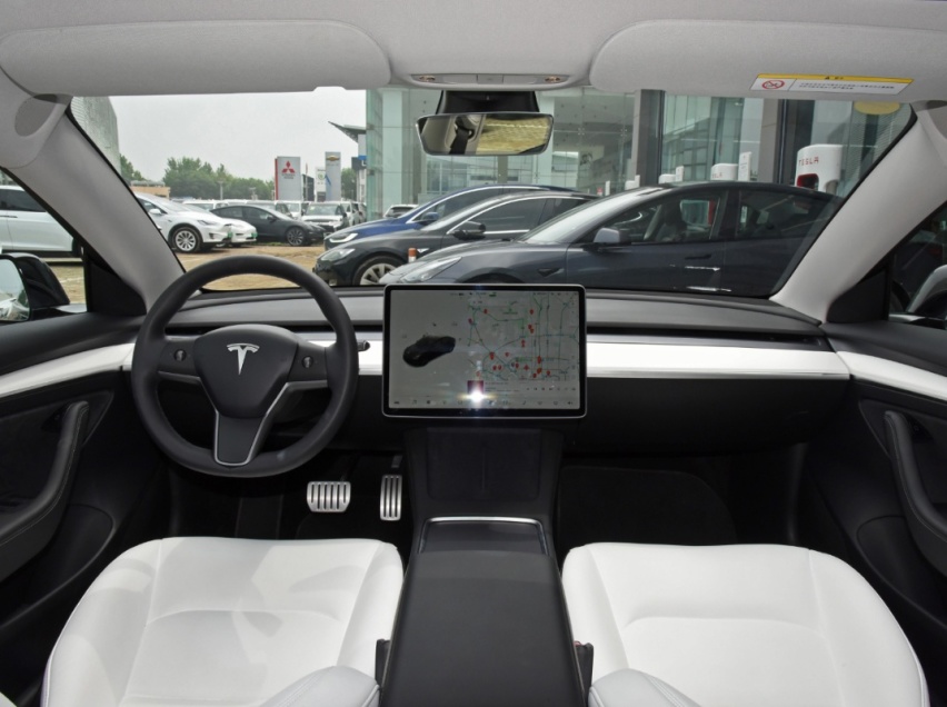 特斯拉Model 3值得买吗？空间大吗？