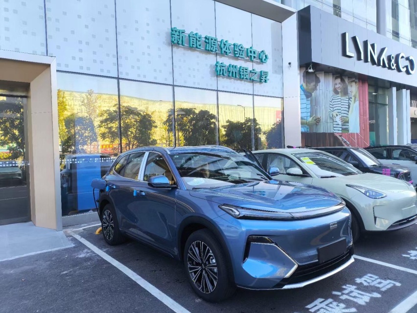 吉利银河星舰7实车到店，大过宋Pro DM-i，配329马力+续航14