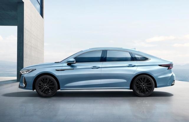 10万新卷王！1.6T+多连杆独立悬架，奇瑞艾瑞泽8售10.89万元起