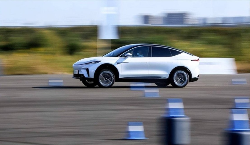 飞凡R7正面刚特斯拉Model Y，谁能更胜一筹？