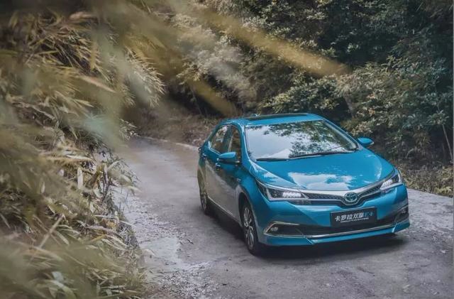 卡罗拉双擎E+，最省油的丰田车，百公里油耗4.5L，续航将近1000Km
