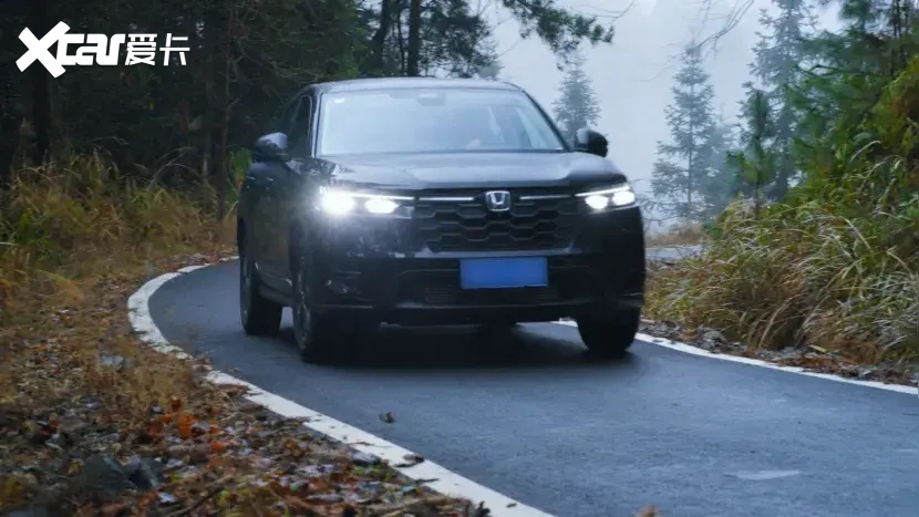 她的山路，她的光芒：十八洞村的苗族姑娘