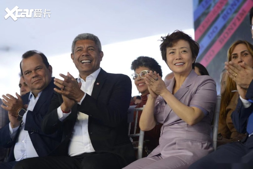 巴西巴伊亚州州长杰罗尼莫·罗德里格斯,比亚迪执行副总裁李柯(从左到