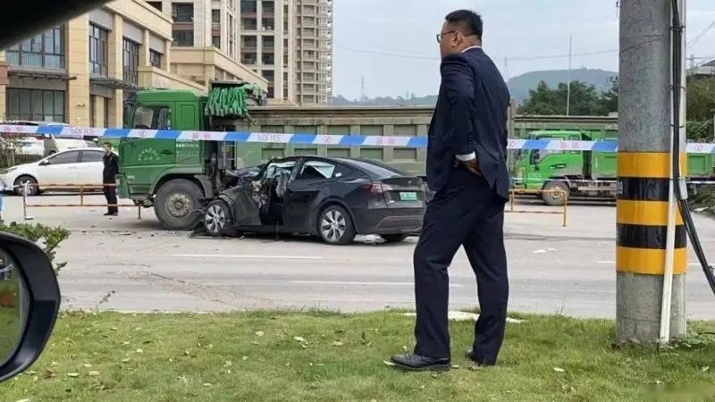 还没完，温州又一特斯拉失控引发多车事故，这次不是刹车问题