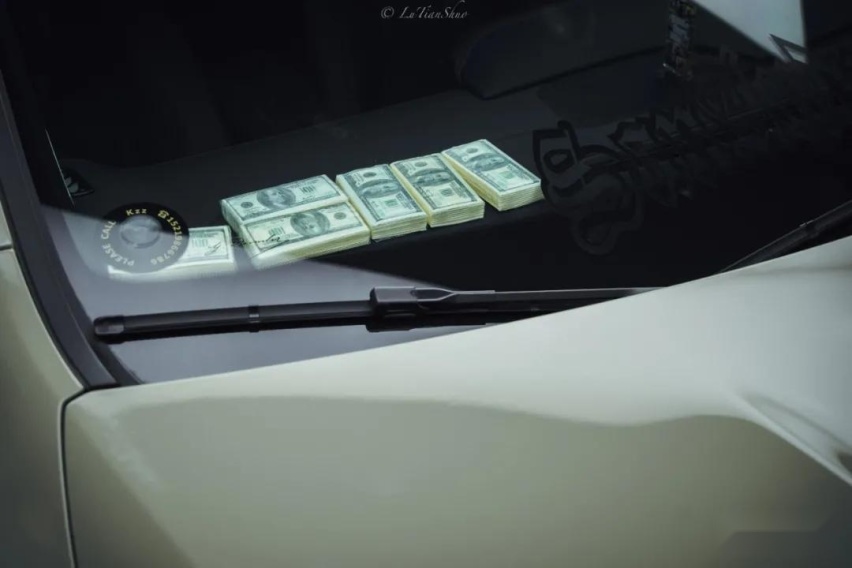 把一叠叠“美金”摆在挡风玻璃下的奔驰A220，这就是土豪的世