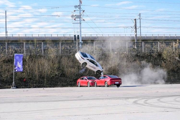 安全品质再升级 第四代奔腾B70极速翻滚挑战成功