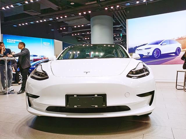 探店实拍国产Model 3，销售人员：我一个下午就签了3单！