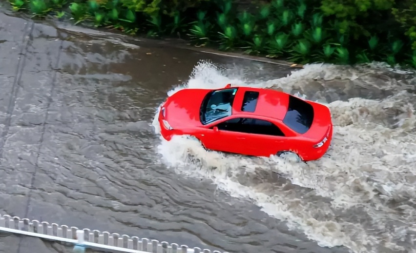 暴雨过后，爱车被泡水了，保险都能赔吗？要注意什么？