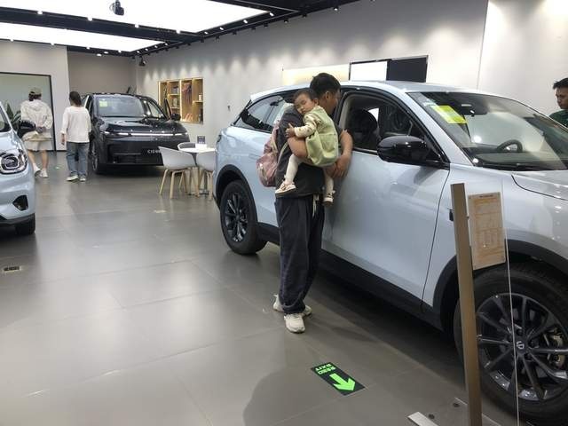 试驾零跑C10 中型SUV12.88万起 更多升级更多诚意