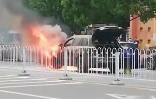 理想ONE：我真的不是自燃 我只是没事儿冒了个烟