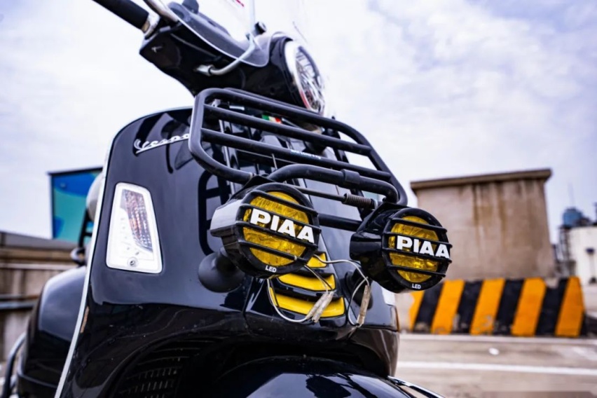 一台Vespa，加100块钱油，获得女神同款快乐。