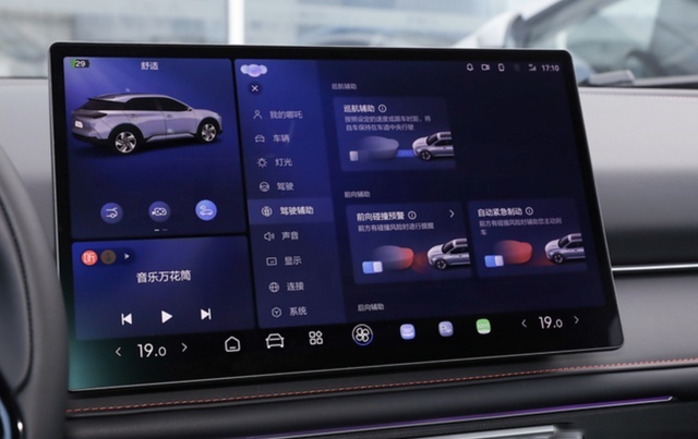 哪吒X和比亚迪元PLUS，谁才是更适合入手的10万级新能源SUV？