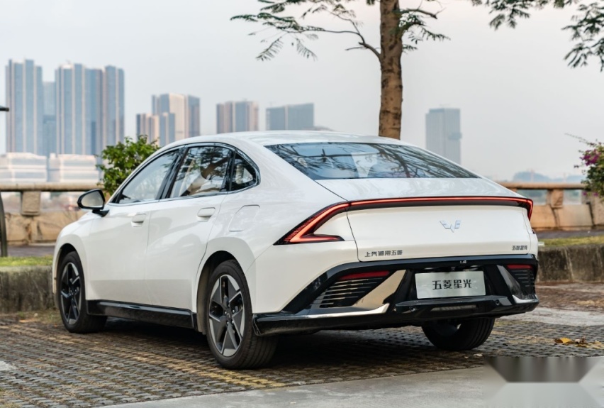 五菱造车不计成本？长近4米9的混动车，降至7万多，续航达1000km