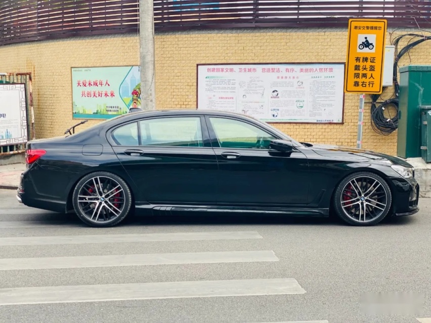 给宝马7系换上全身JDM改装件，是日系车迷最后的倔强？