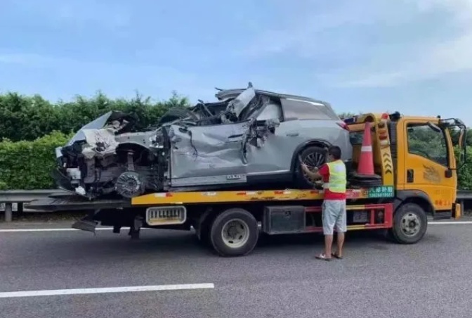 小鹏P7高速追尾货车，主动安全未起作用，摄像头和雷达谁唱主角？